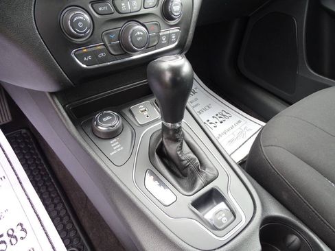 Used 2019 Jeep Cherokee 4WD Latitude w/ Cold Weather Group image 27