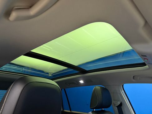 Used 2024 Volkswagen Tiguan SE w/ Panoramic Sunroof Package FWD image 25
