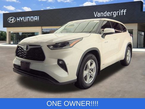 Used 2021 Toyota Highlander LE image 1