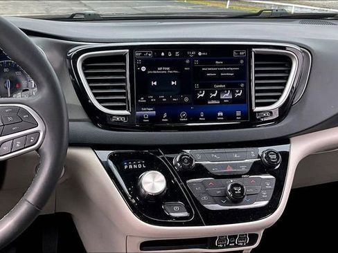 Used 2023 Chrysler Pacifica Touring-L FWD image 9
