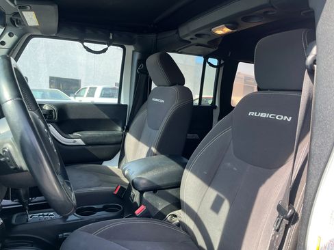 Used 2015 Jeep Wrangler Unlimited Rubicon w/ Connectivity Group image 9