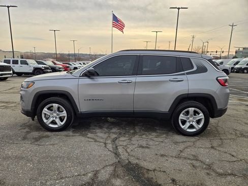 Used 2023 Jeep Compass Latitude w/ Mopar Graphics Package image 7