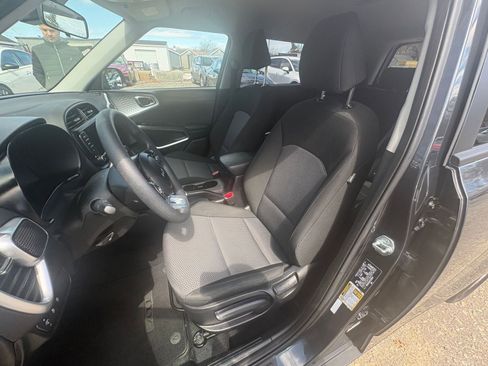 Used 2025 Kia Soul LX w/ LX Technology Package FWD image 33