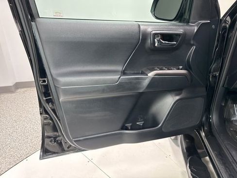 Used 2017 Toyota Tacoma TRD Off-Road w/ Tow Package (A/T) image 6