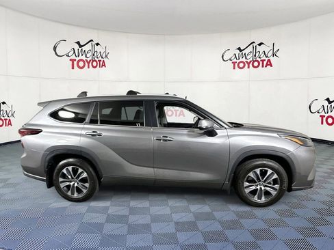 Used 2025 Toyota Highlander XLE FWD image 9