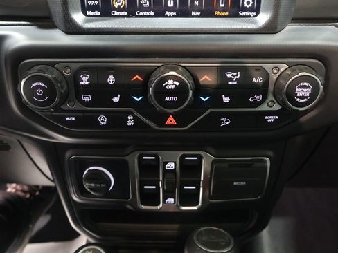 Used 2020 Jeep Wrangler Unlimited Sahara w/ Uconnect 4C Nav & Sound Group image 33