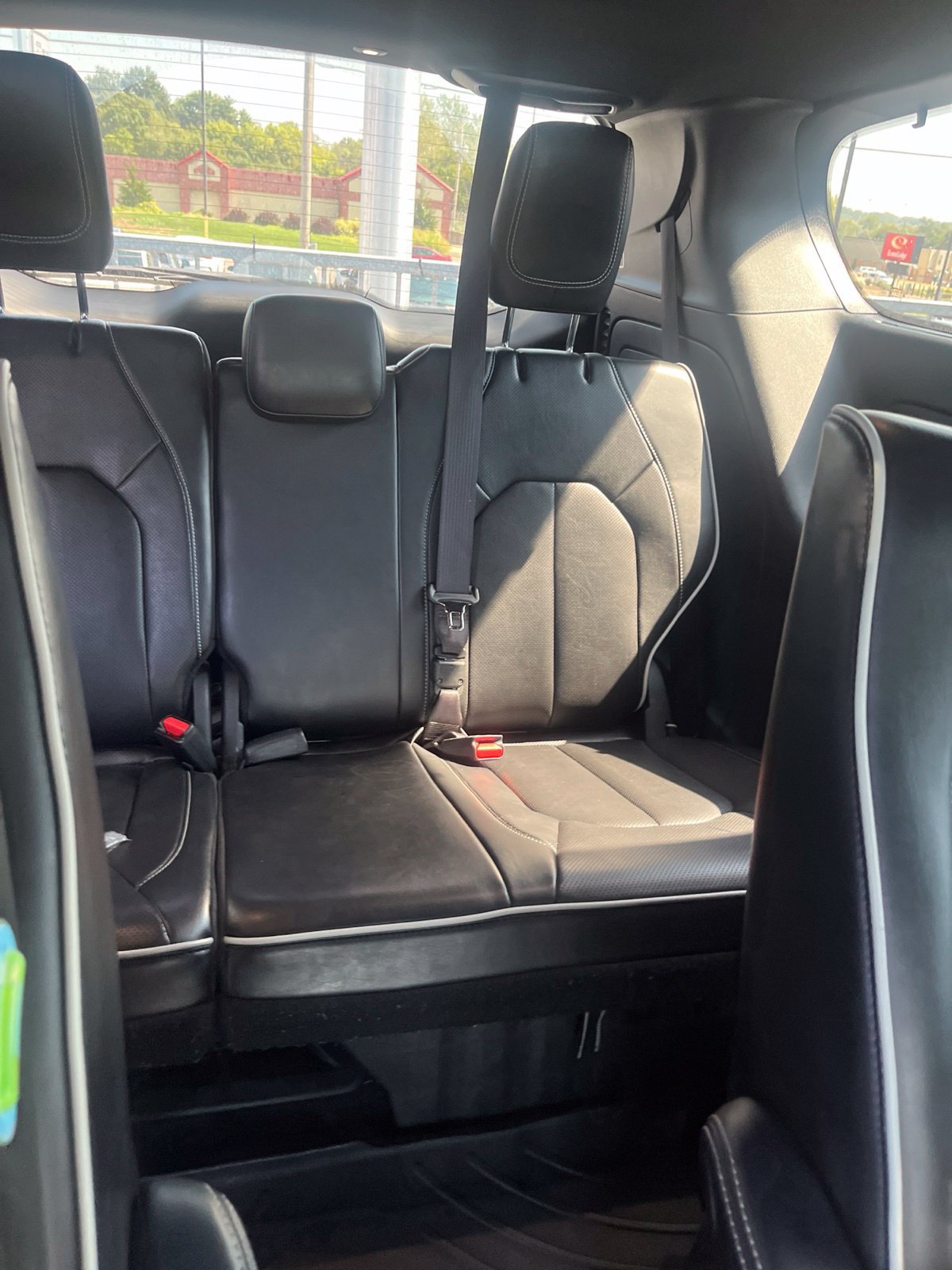 Used 2022 Chrysler Pacifica Limited w/ Uconnect Theater Family Group FWD image 5