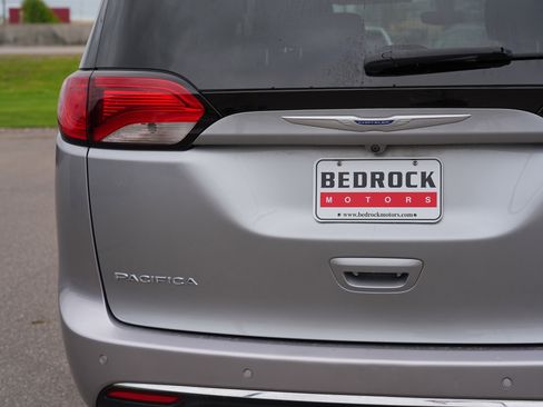 Used 2020 Chrysler Pacifica Touring-L FWD image 10