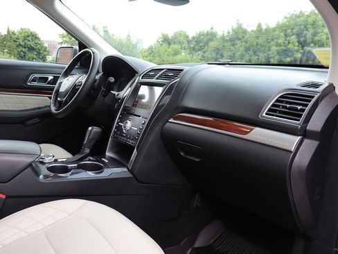 Used 2018 Ford Explorer Platinum AWD/4WD image 19