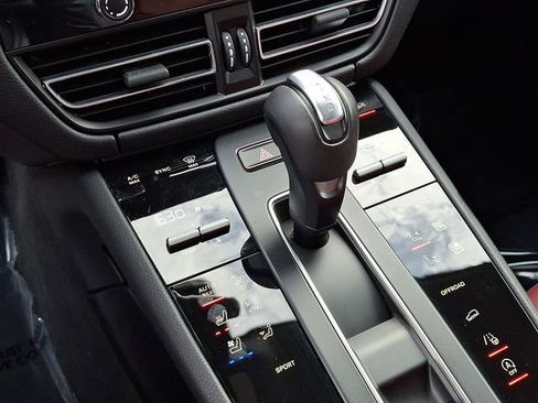 Used 2025 Porsche Macan image 19