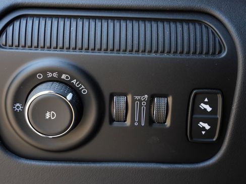 Used 2022 Jeep Grand Wagoneer Series II AWD/4WD image 16