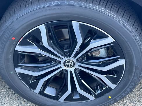 Used 2025 Toyota Crown Signia XLE image 12