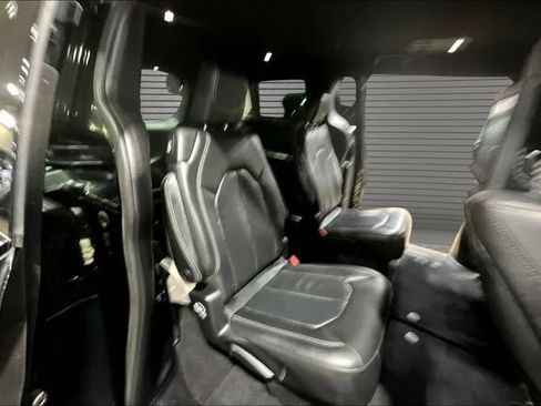 Used 2020 Chrysler Pacifica Touring-L Plus w/ S Appearance Package FWD image 23