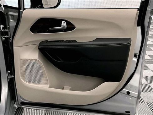 Used 2024 Chrysler Pacifica Limited image 20
