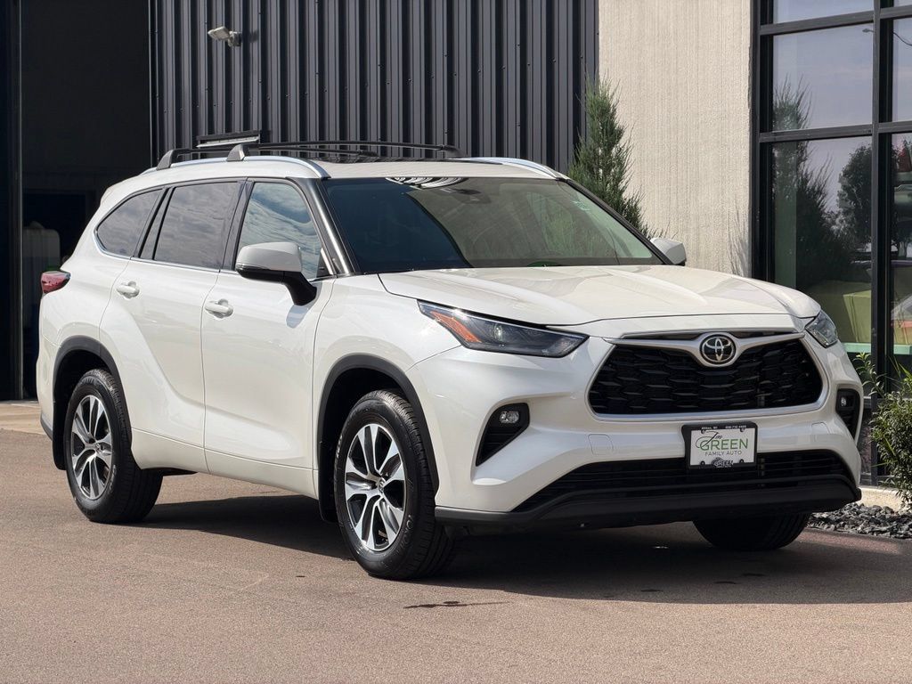 Used 2021 Toyota Highlander XLE AWD/4WD image 4