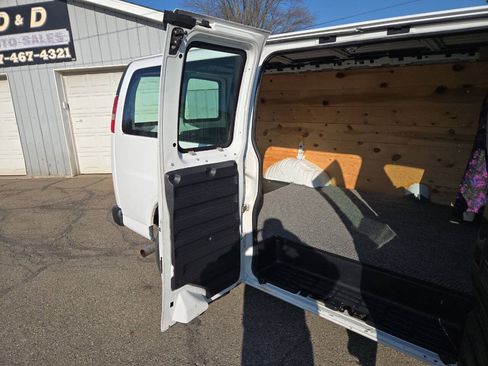 Used 2007 Chevrolet Express 2500 RWD image 24