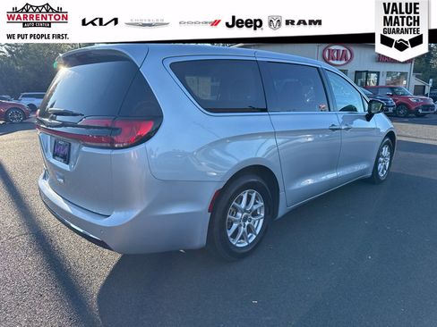 Used 2024 Chrysler Pacifica Touring-L FWD image 8