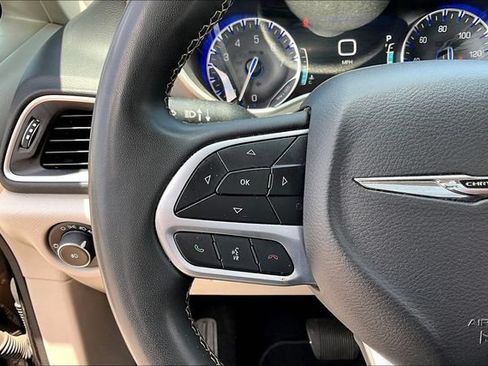 Used 2023 Chrysler Pacifica Touring-L FWD image 11