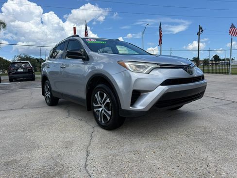 Used 2018 Toyota RAV4 LE FWD image 3