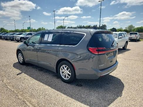Used 2023 Chrysler Pacifica Touring-L FWD image 24