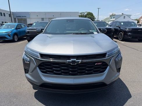 Used 2025 Chevrolet Trax RS w/ Sunroof Package FWD image 2