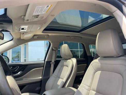 Used 2022 Lincoln Corsair AWD w/ Premium Package image 12