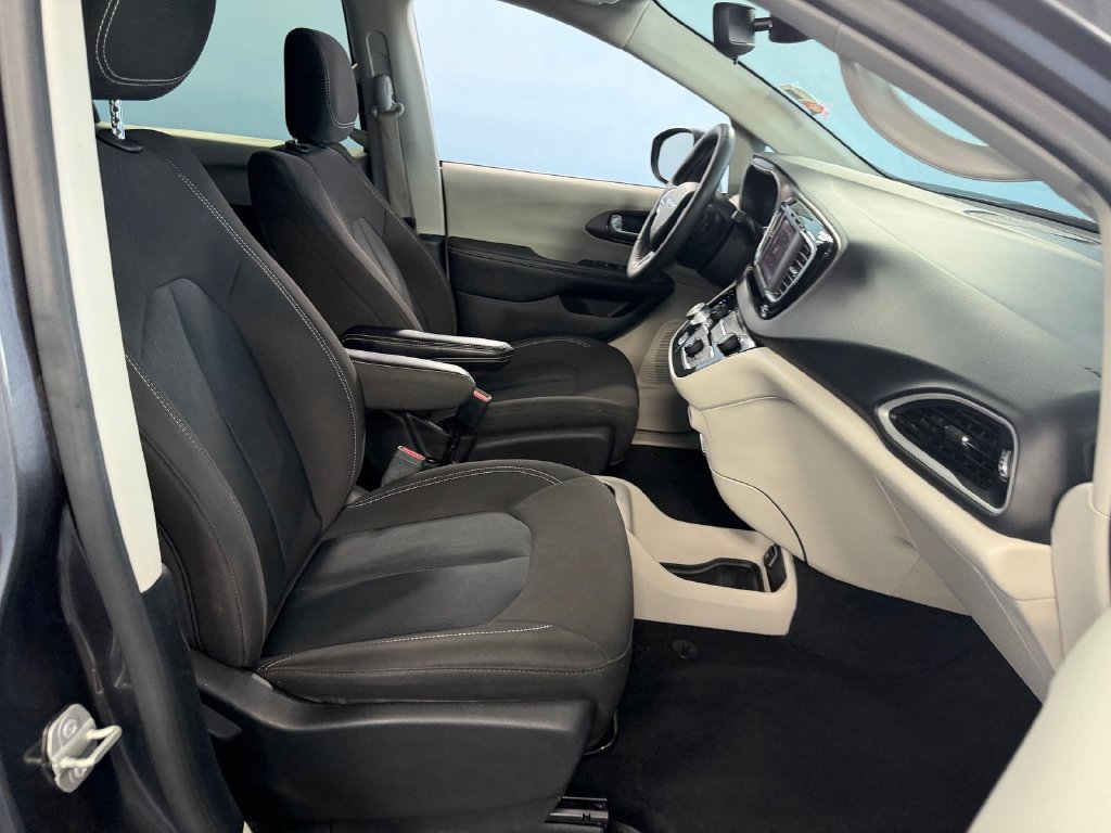 Used 2023 Chrysler Voyager LX FWD image 15