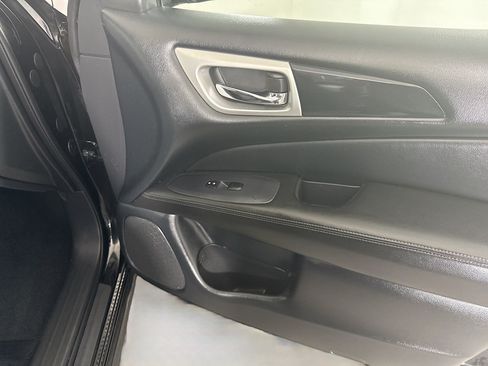 Used 2019 Nissan Pathfinder S AWD/4WD image 31
