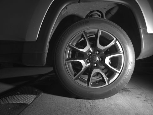 Used 2025 Jeep Compass Trailhawk image 14