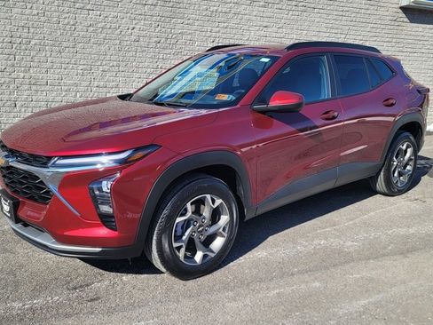 Used 2025 Chevrolet Trax LT w/ Driver Confidence Package image 4