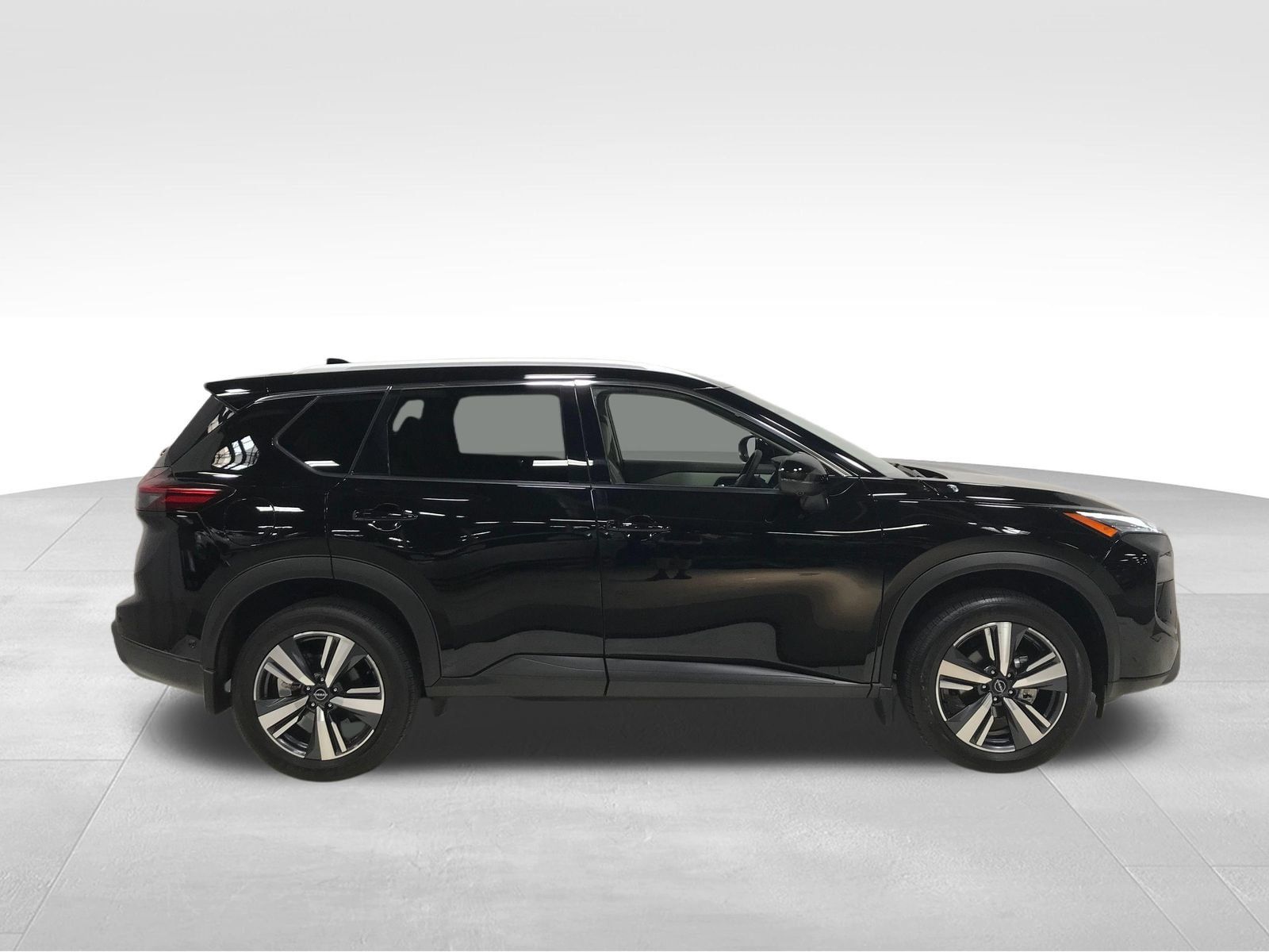 Used 2025 Nissan Rogue SL AWD/4WD image 3