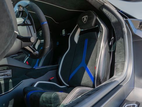 Used 2019 Lamborghini Aventador SVJ AWD/4WD image 12