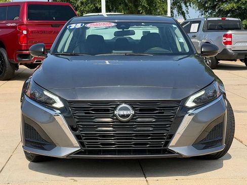 Used 2025 Nissan Altima 2.5 SV FWD image 2