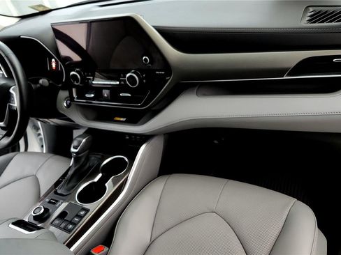 Used 2023 Toyota Highlander Limited image 28