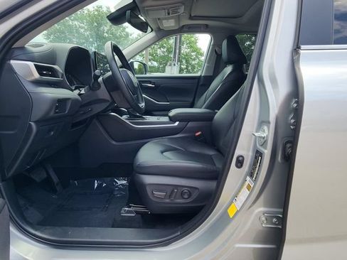 Certified 2025 Toyota Highlander XLE AWD/4WD image 9
