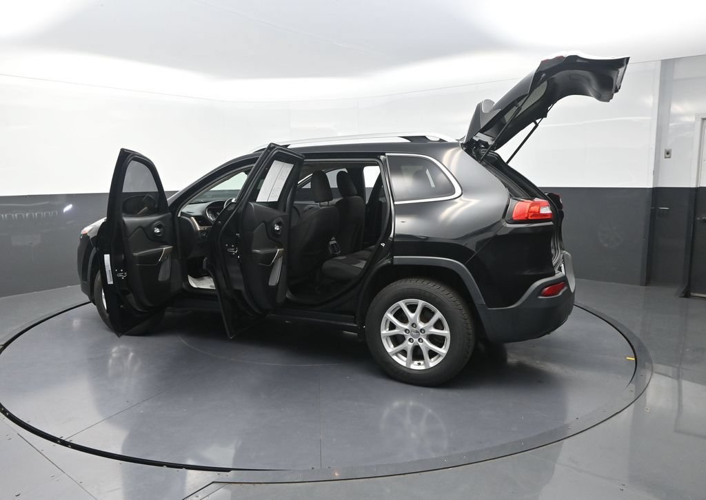 Used 2018 Jeep Cherokee Latitude AWD/4WD image 35