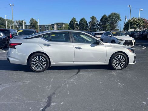 Used 2024 Nissan Altima 2.5 SV FWD image 8
