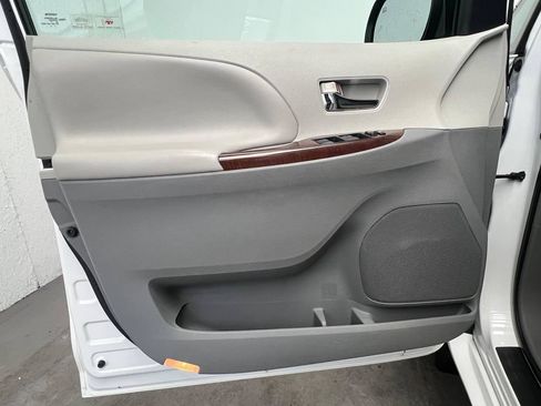 Used 2014 Toyota Sienna XLE w/ Entertainment Package AWD/4WD image 7