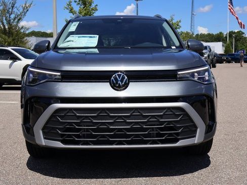 Certified 2025 Volkswagen Taos SE image 2