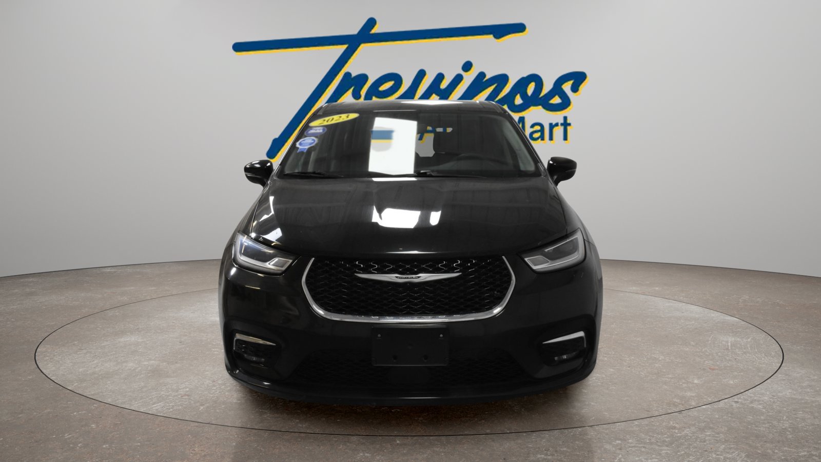 Used 2023 Chrysler Pacifica Touring-L FWD image 4