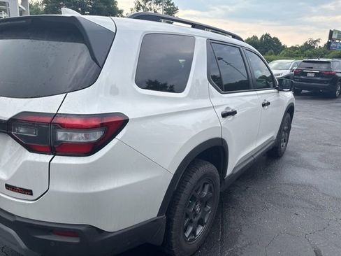 Used 2025 Honda Pilot TrailSport image 8