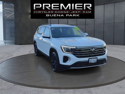 Used 2024 Volkswagen Atlas SE w/ Black Wheel Package image 2