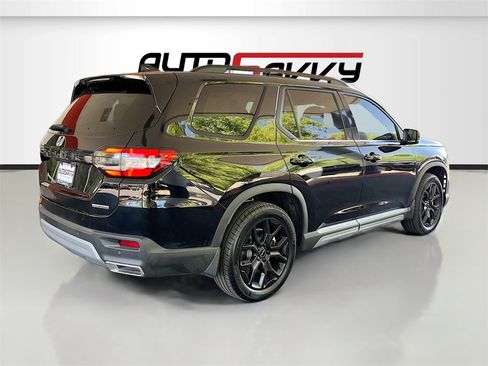 Used 2025 Honda Pilot Touring image 7