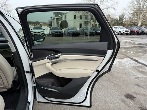 Used 2019 Audi e-tron Premium Plus image 28