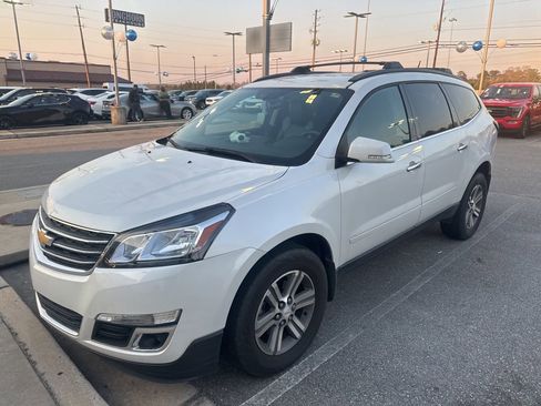 Used 2017 Chevrolet Traverse LT image 1