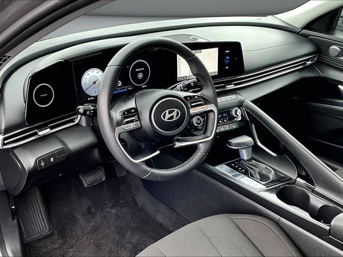 Used 2025 Hyundai Elantra SEL image 16