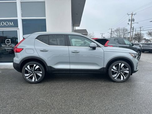 Used 2025 Volvo XC40 B5 Plus image 6