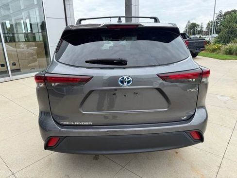 Used 2024 Toyota Highlander LE AWD/4WD image 6