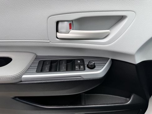 Used 2025 Toyota Sienna LE FWD image 19