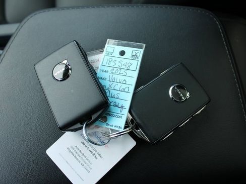 Used 2025 Volvo XC60 B5 Plus image 31